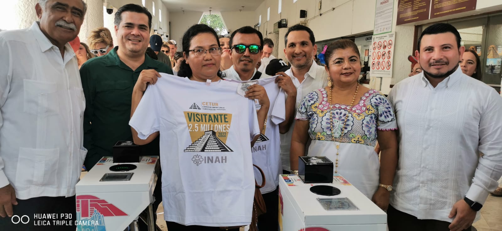 Se le entrega una camiseta y unas cortesías de hospedaje en Mérida.