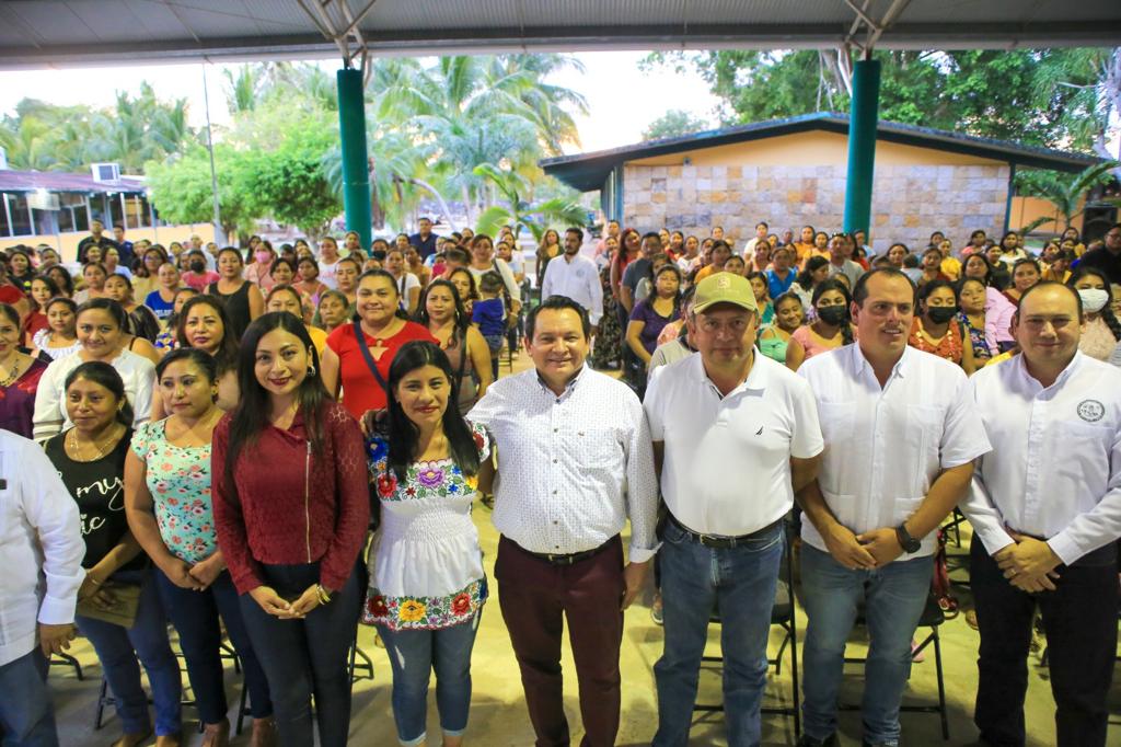 Huacho" Díaz encabezo la entrega de recursos económicos a escuelas de Tizimín, Yucatán, como parte del programa "La Escuela es Nuestra" del Gobierno de México.