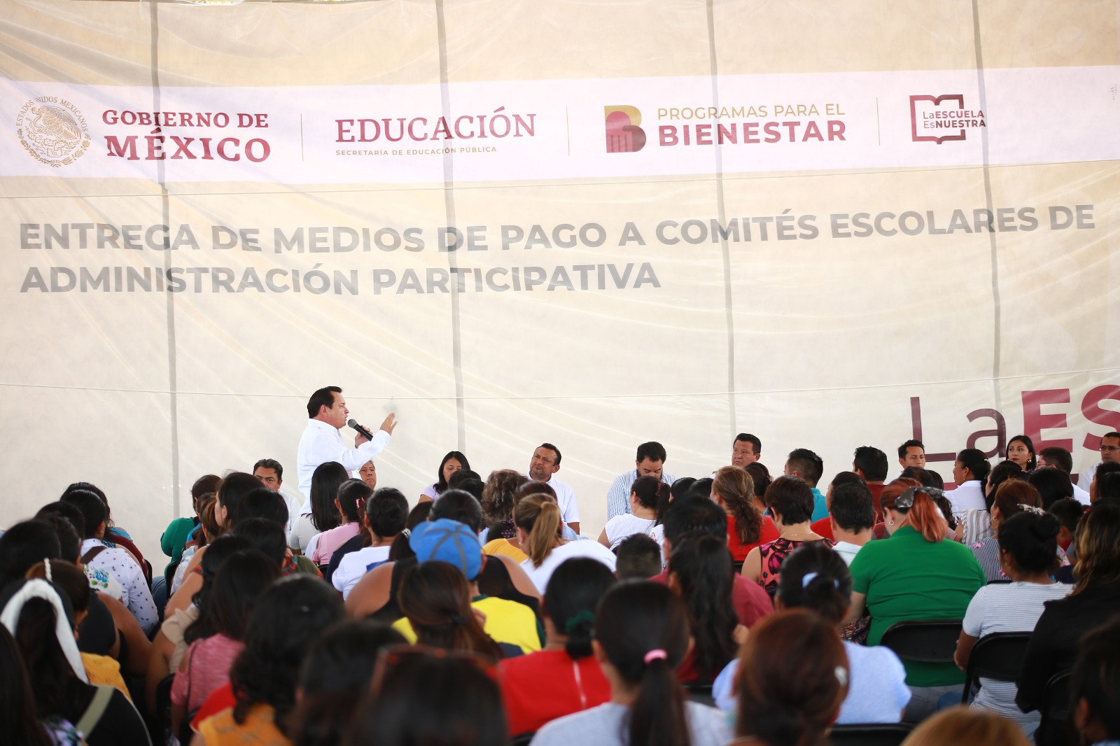 Alcaldes de varios municipios del estado de Yucatán acompañan al Delegado del Gobierno Federal en la entrega de recursos del programa "La Escuela es Nuestra".