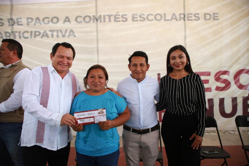 Alcaldes de varios municipios del estado de Yucatán acompañan al Delegado del Gobierno Federal en la entrega de recursos del programa "La Escuela es Nuestra".