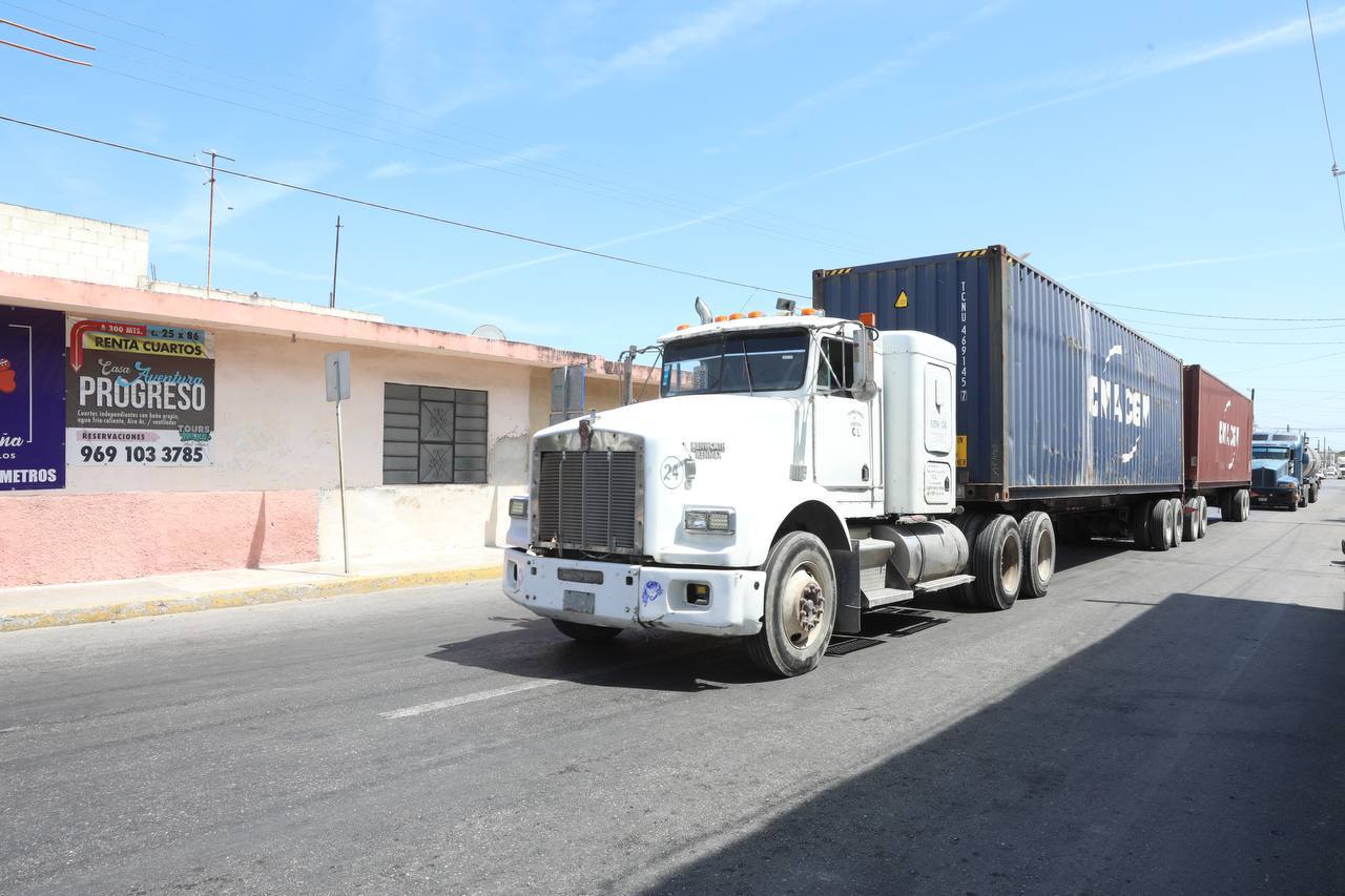 En ProgresoCongestionamiento y peligros en el tráfico debido a vehículos de carga pesada.