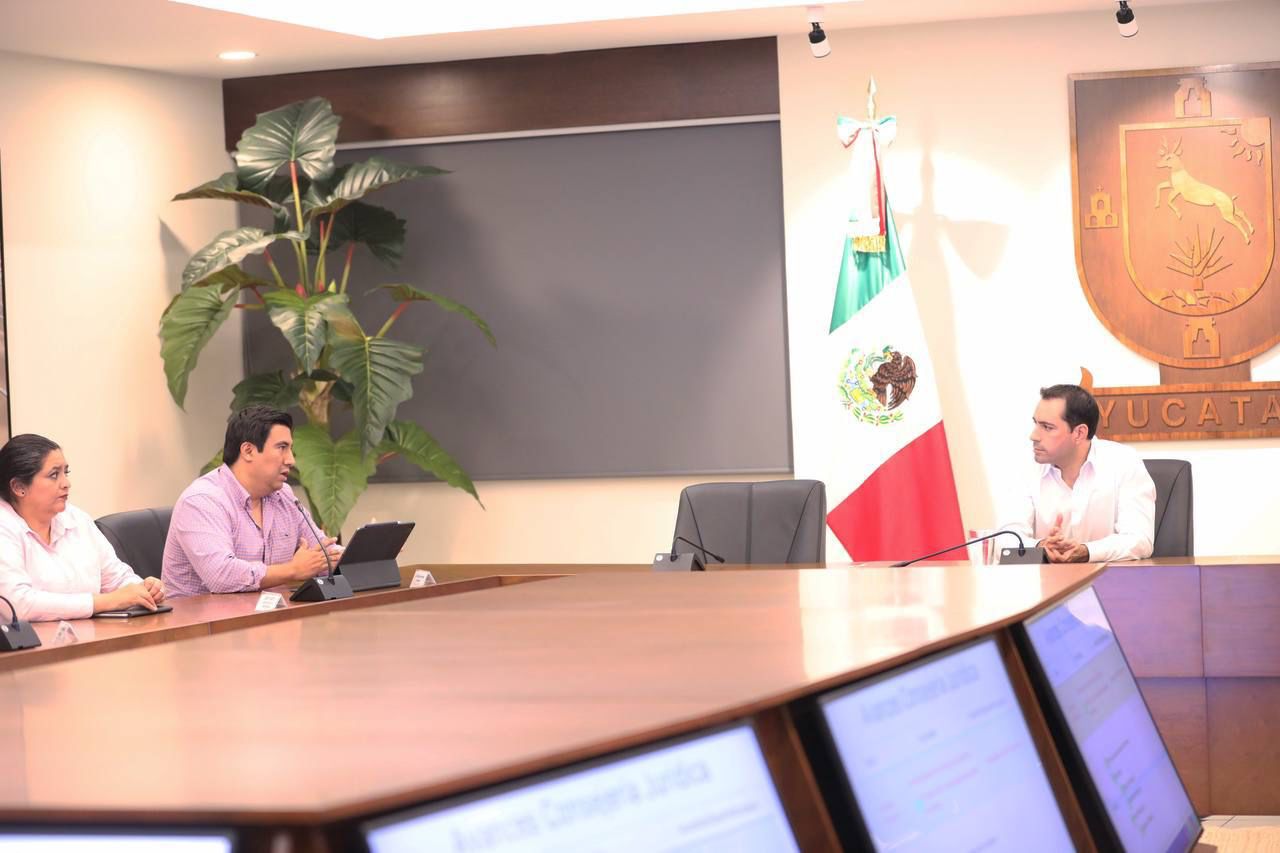 El Gobernador Mauricio Vila Dosal se reunió con titulares del gabinete estatal para revisar los avances del proyecto del transporte público Ie-Tram en Yucatán.