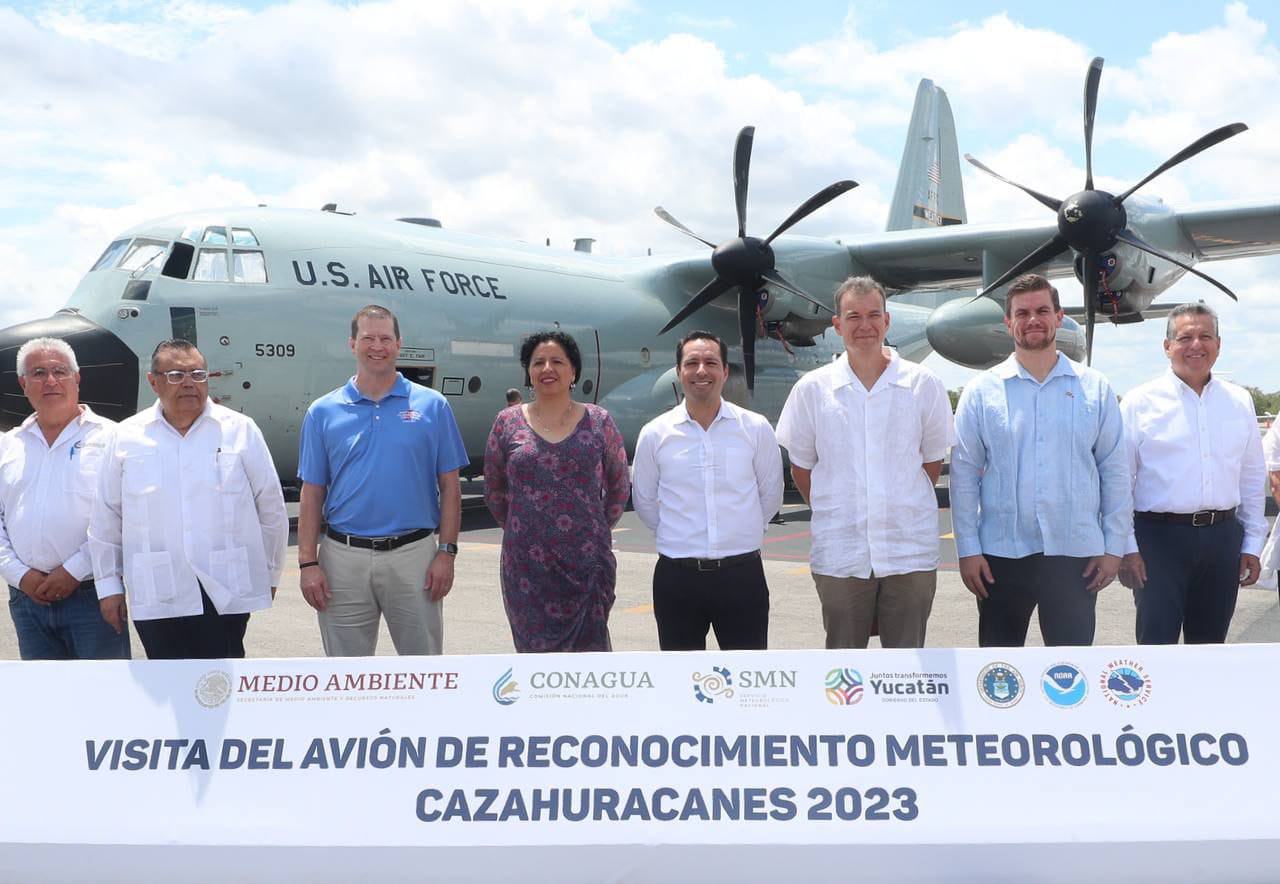 Avión Cazahuracanes de la Fuerza Aérea de Estados Unidos visita Yucatán para difundir mensajes de prevención.Gobernador Vila Dosal destaca importancia de la preparación y prevención durante la temporada de huracanes.
