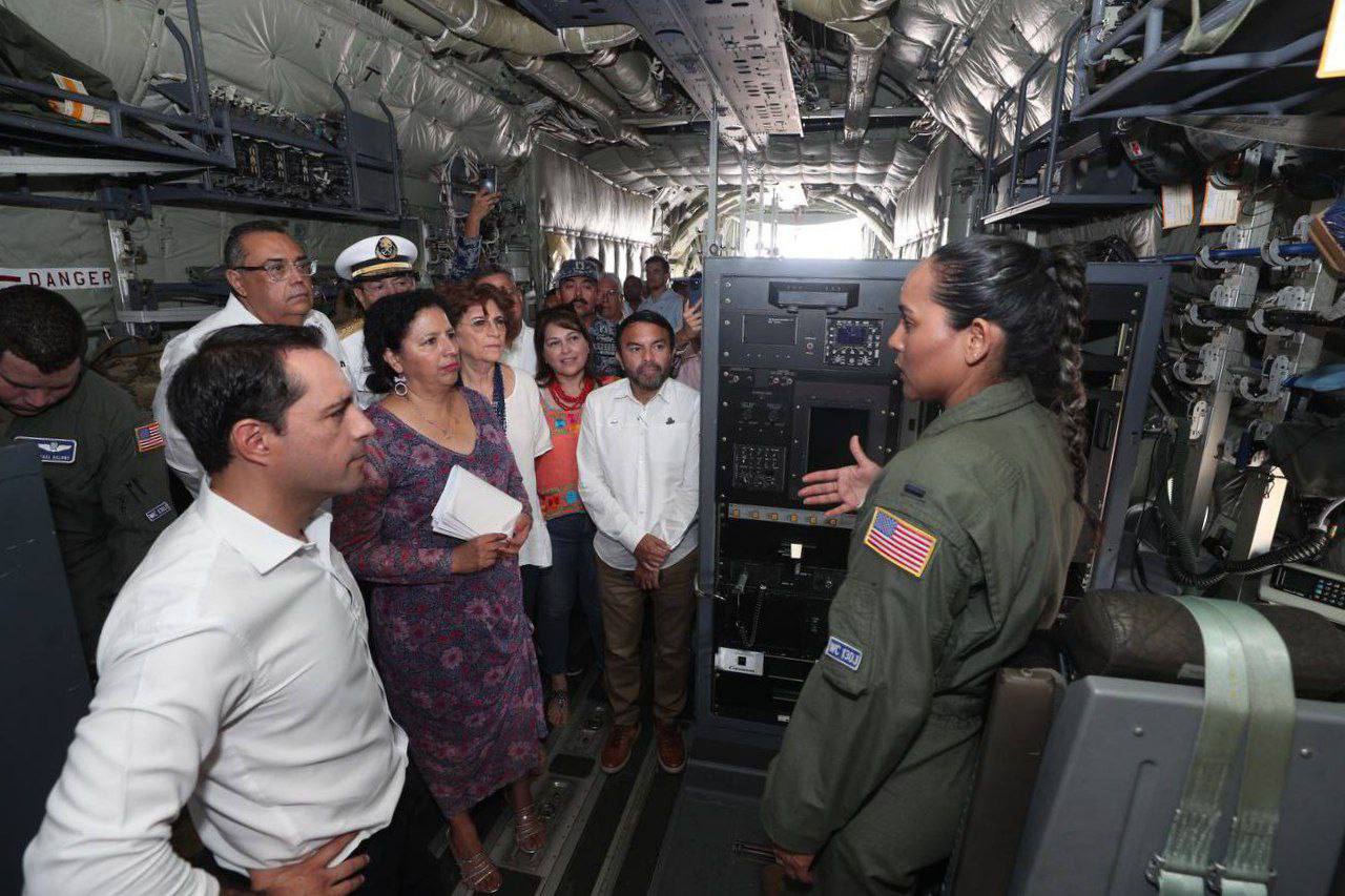 El Gobernador Mauricio Vila Dosal encabeza la visita al avión Cazahuracanes de la Fuerza Aérea de Estados Unidos en Yucatán para promover la cultura preventiva.