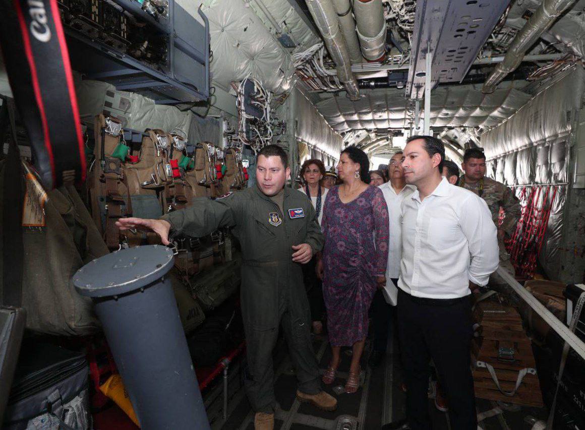 Avión Cazahuracanes de la Fuerza Aérea de Estados Unidos visita Yucatán para difundir mensajes de prevención.