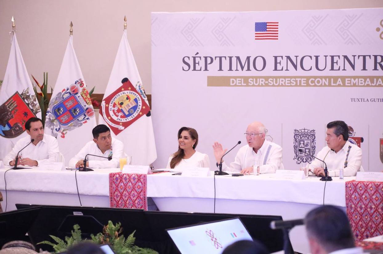 el Embajador de Estados Unidos en México, Kenneth Lee Salazar, destacó el liderazgo de Vila Dosal que aseguró no sólo es conocido en Yucatán, sino en todo el mundo por su significativo impulso en materia del cuidado del medio ambiente 