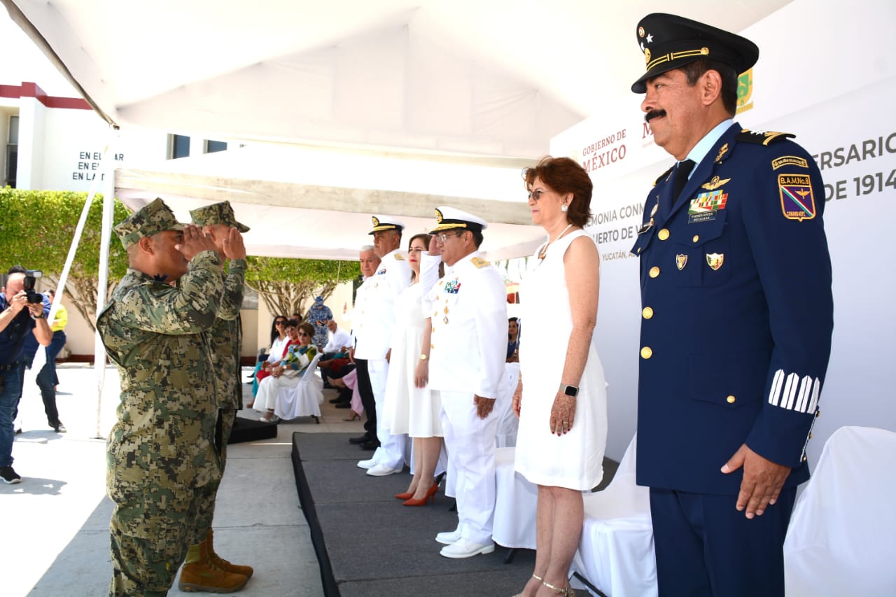 La titular de la SGG, María Fritz Sierra, encabeza con oficiales de las fuerzas armadas la ceremonia conmemorativa
