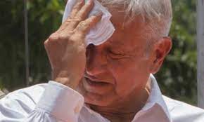 Pie de foto: El presidente López Obrador no soporto el calor de Mérida y sufrió un supuesto  desmayo al retoma sus visitas a Yucatán.