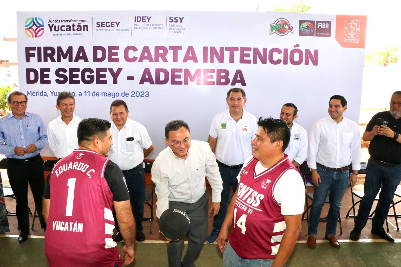 El acto tuvo lugar en la Preparatoria Estatal Núm. 3 CTM, encabezado por el titular de la Segey, Liborio Vidal Aguilar, acompañado del presidente de la Ademeba Yucatán, Jorge Carlos López Febles