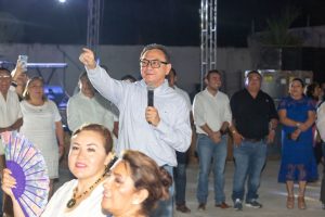 Docentes del poniente de Yucatán disfrutan celebración en su honor