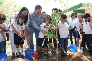 En el marco del Día Mundial del Medio Ambiente, los titulares de las Secretarías de Educación (Segey), Liborio Vidal Aguilar, y de Desarrollo Sustentable (SDS), Sayda Melina Rodríguez Gómez, encabezaron el programa “Un niño, un árbol”, en la cual estudiantes de los niveles básico y media superior sembrarán 300 mil árboles.