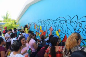 200 madres y padres de familia, que de la mano de sus hijos desarrollaron distintos estilos de pintura y dibujo, bajo la estrategia Segey en tu Comunidad.
