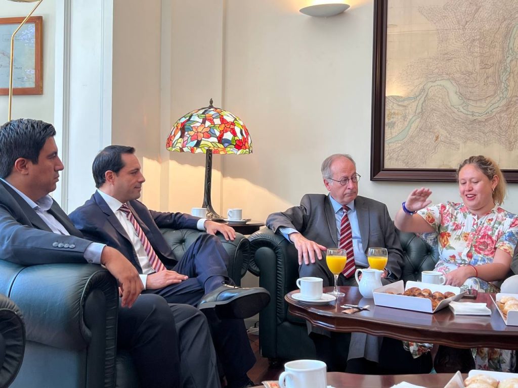 En Barcelona y a nombre de los yucatecos, Vila Dosal recibió dicha distinción como una de las mejores prácticas, por parte de Pere Calvet, Presidente Honorífico de UITP a nivel mundial, con lo que la entidad se convierte en un referente en la movilidad inteligente,