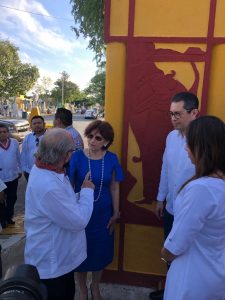 Saludando al rector de la UADY y a la Sria Gral. de Gobierno en el mausoleo al mártir el pasado 3 de enero que se construyó para cumplir con nuestro Himno Nacional” un sepulcro para ellos de Honor”