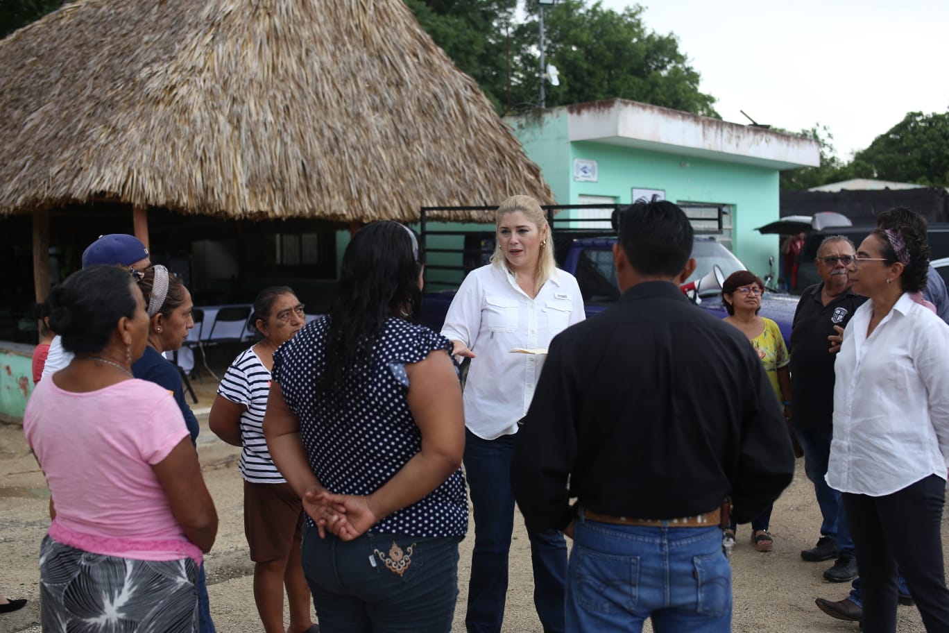 En Buctzotz la Senadora originaria de Tizimín plática con pobladores de Xbec y Santo Domingo.