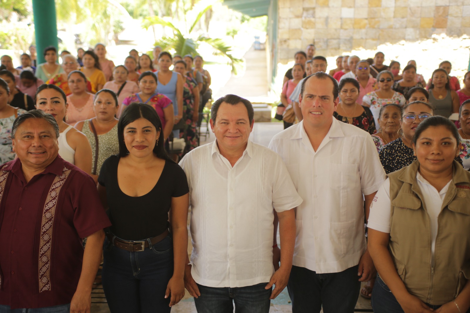 Joaquín “Huacho” Díaz Mena, hizo entrega en el municipio de Tizimín un apoyo de 15 millones de pesos a los Comités Escolares de Participación Ciudadana. 