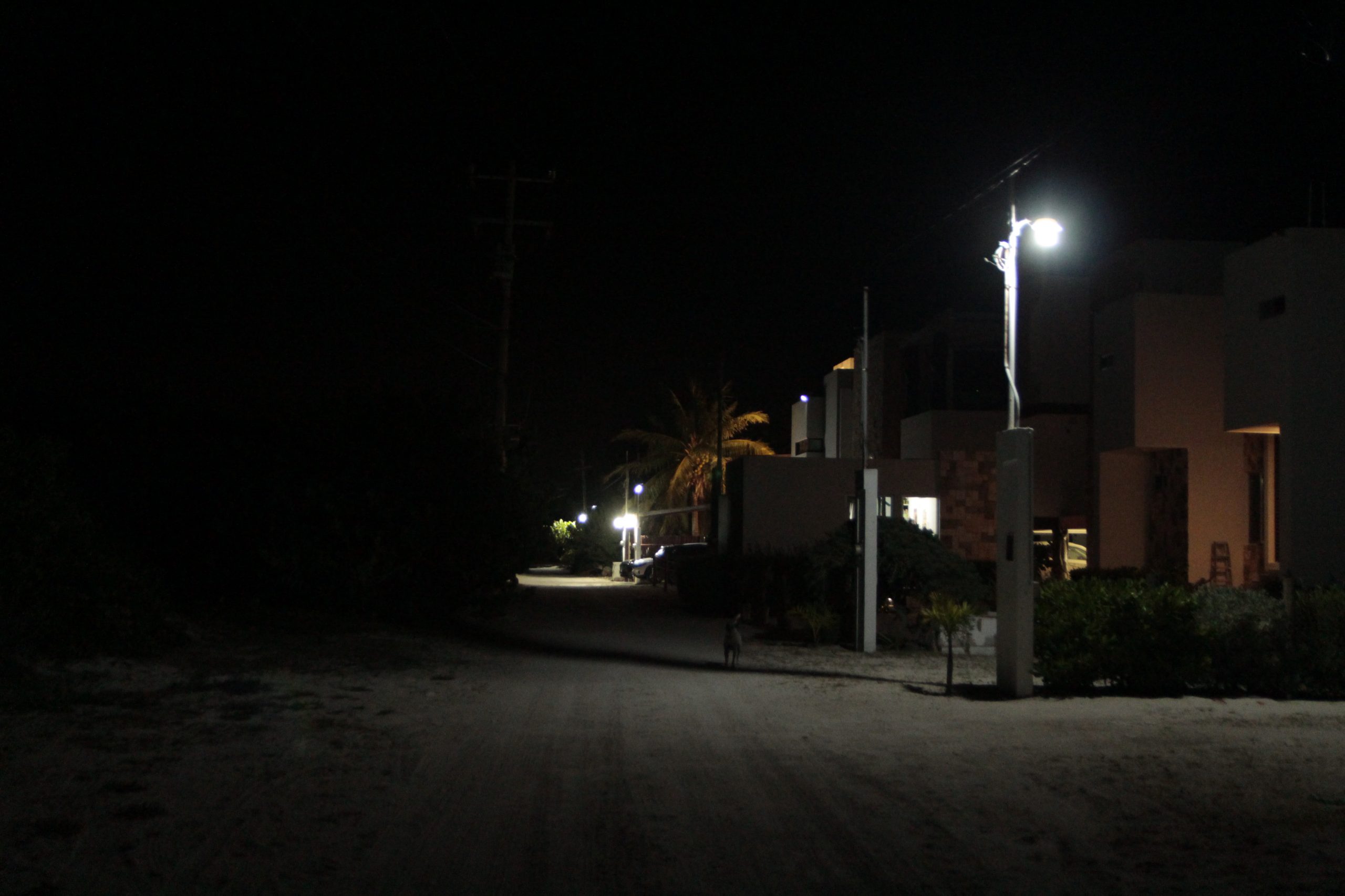 Por las noches las calles y brechas  de San Bruno están en completa oscuridad en vista que carecen de alumbrado público y la falta de luminarias en el lugar son el escenario perfecto para toda clase de hechos delictivos.