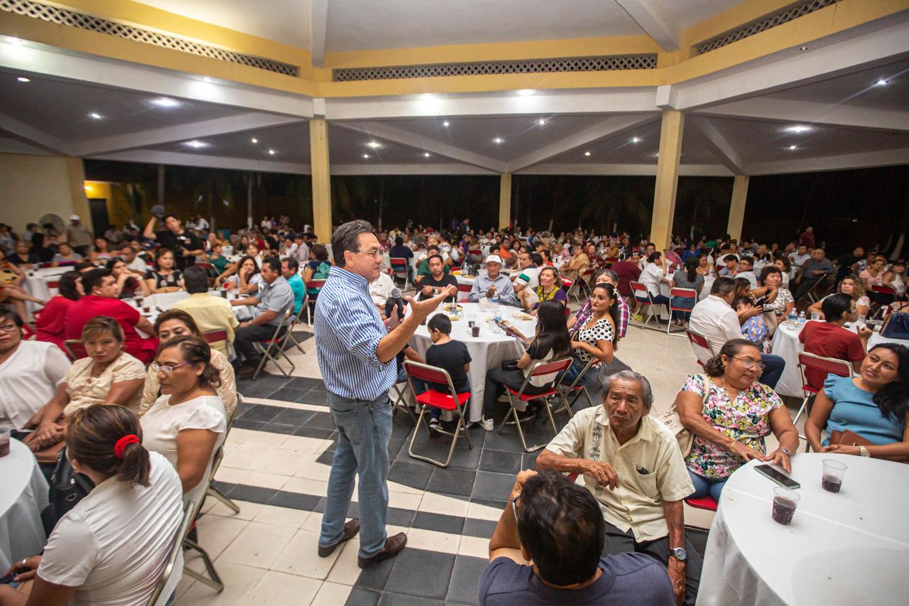 Vecinas y vecinos de colonias del oriente de Mérida, participaron en un emotivo encuentro con Liborio Vidal Aguilar, espacio en el que se destacó que los tiempos que vive Yucatán requieren de unidad para conservar la grandeza de su sociedad.