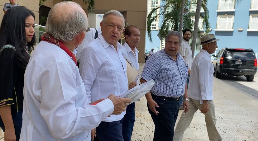 Noé Peniche Patrón saluda al Presidente Andréz Manuel López Obrador en su más reciente visita a Mérida...(Foto cortesía de Por Esto!)