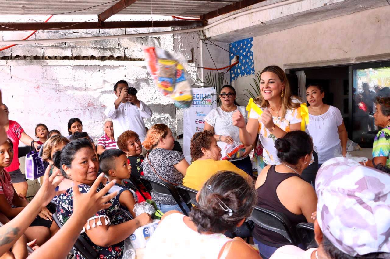 Cecilia Patrón escucha para solucionar en equipo necesidades de los meridanos-Entrega de despensas y atención ciudadana 