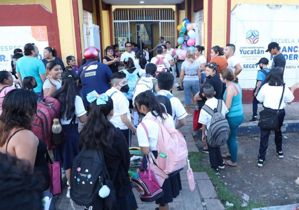 Más de 524 mil alumnos de educación básica y media superior de Yucatán retornaron este lunes a las aulas para iniciar el ciclo escolar 2023-2024 