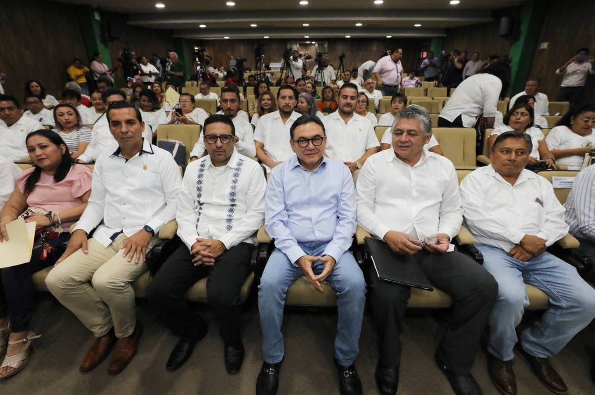 La mesa de análisis de los Libros de Texto Gratuitos, dispuesta por el Gobierno del Estado, emitió una serie de recomendaciones que serán enviadas a las autoridades educativas federales, como una aportación del sector educativo de Yucatán. Estas recomendaciones se le harán llegar a la comunidad educativa para la valoración de maestros y padres de familia.