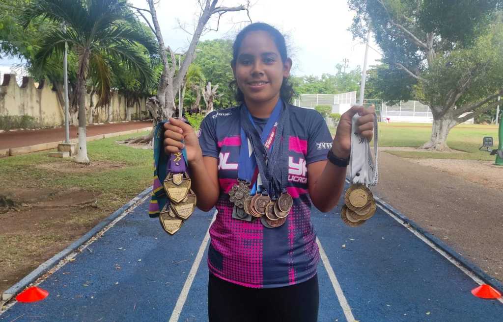 Orgullosa alumna de la UADY muestra sus medallas
